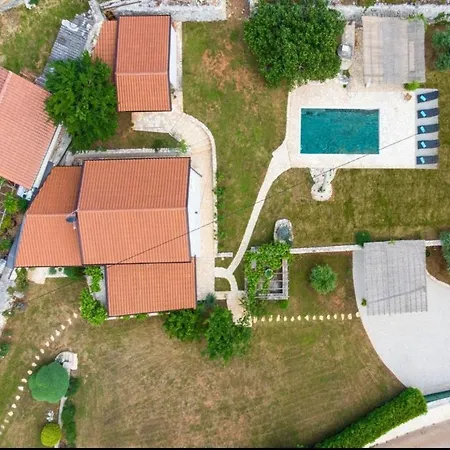 Holiday home New!!!villa D'vita On Huge Fenced Tinjan